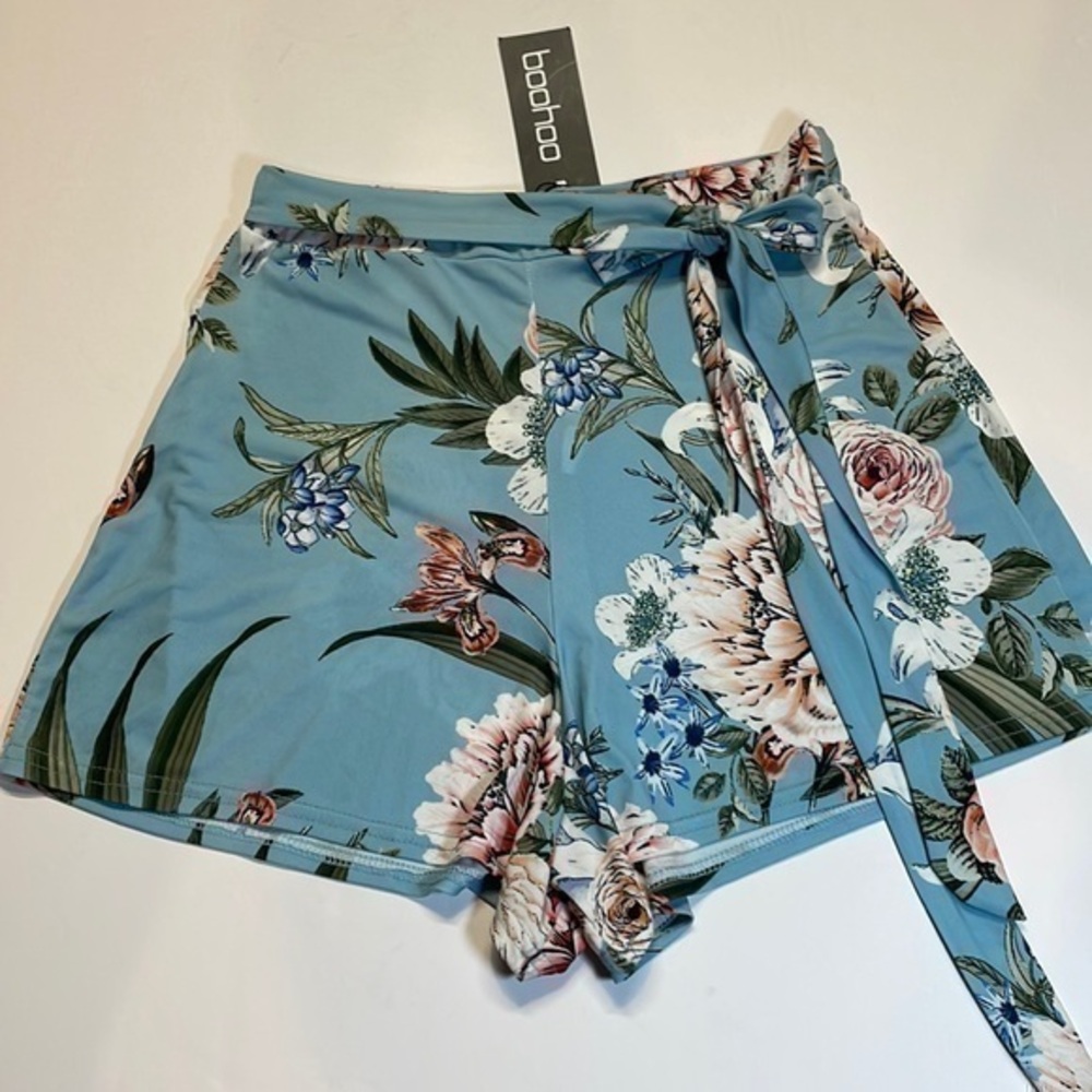 Boohoo women’s tropical print high waisted shorts. Size 8. NWT
